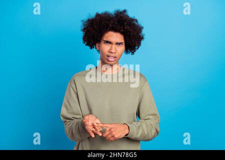 Photo d'un jeune homme beau comptant doigt désaccord porter une tenue décontractée isolée sur fond bleu Banque D'Images