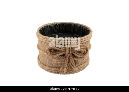 boîte de fils de lin. Sac à corde en jute, panier, sac à ficelle en jute naturel, paniers, boîtes écologiques en crochet pour la maison et la décoration, fait à la main isolé sur fond blanc. Banque D'Images