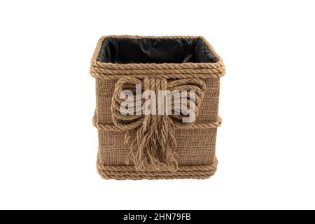 boîte de fils de lin. Sac à corde en jute, panier, sac à ficelle en jute naturel, paniers, boîtes écologiques en crochet pour la maison et la décoration, fait à la main isolé sur fond blanc. Banque D'Images