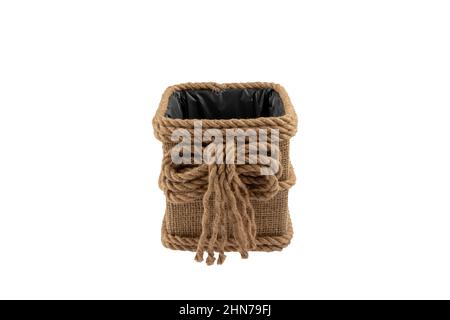 boîte de fils de lin. Sac à corde en jute, panier, sac à ficelle en jute naturel, paniers, boîtes écologiques en crochet pour la maison et la décoration, fait à la main isolé sur fond blanc. Banque D'Images