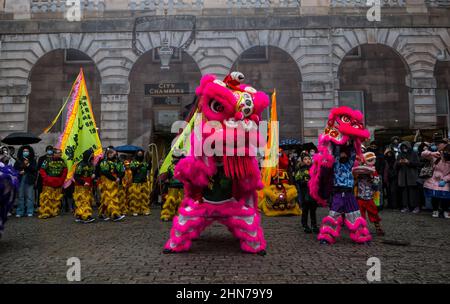 Fête du nouvel an chinois avec des artistes en costumes colorés, City Chambers, Édimbourg, Écosse, Royaume-Uni Banque D'Images