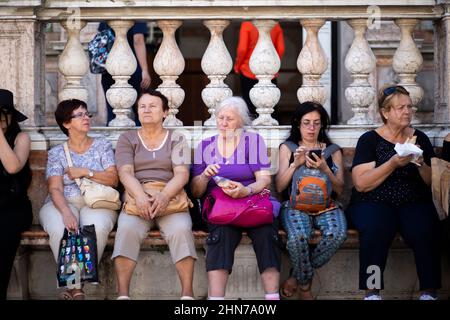 touristes prenant une pause sur un coin salon dans la place st marks pendant la saison touristique très occupée Banque D'Images