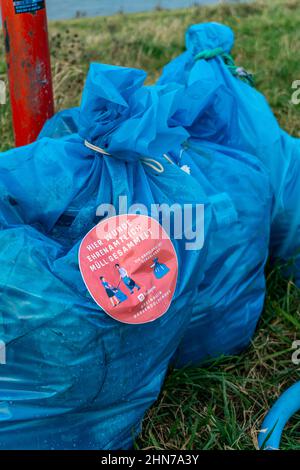 Le Rhin près de Düsseldorf, sacs de déchets collectés dans les prés du Rhin en attente d'être emmenés, action volontaire de collecte, #Reinrhein, NRW, germe Banque D'Images