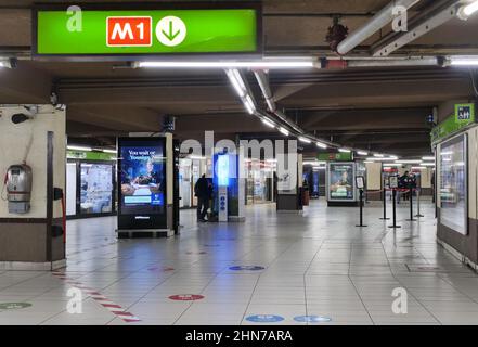 Station de métro Cadorna à Milan. Cadorna est une station sur les lignes 1 et 2 du métro de Milan, les lignes rouge et verte. Banque D'Images