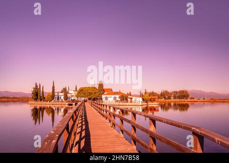 Vue du pont au beau monastère de St. Nicholas, construit sur le lac visonida, port de lagos, région de xanthi dans le nord de la grèce. Magnifique Banque D'Images