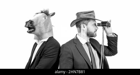 Regarder la distance. Des hommes d'affaires bizarres. Fête de costume d'entreprise. Halloween d'entreprise Banque D'Images