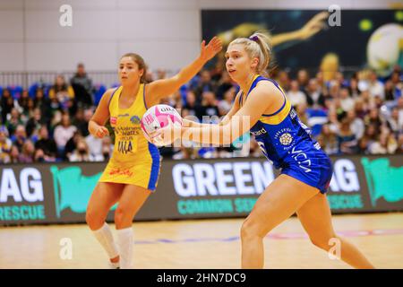 Sheffield, Royaume-Uni. 14th févr. 2022. English Institute of Sport Sheffield, Sheffield, South Yorkshire, 14 février 2022. Vitalité Netball SuperLeague Leeds Rhinos Netball v Team Bath Netball Emily Hollingworth de Leeds Rhinos Netball passe le ballon Credit: Touchlinepics/Alay Live News Banque D'Images