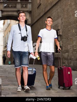 homme touristique avec la valise prenant la photo Banque D'Images
