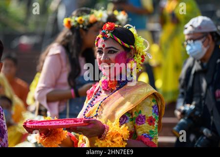 Dhaka, Bangladesh. 14th févr. 2022. Une femme est en poudre lorsqu'elle célèbre le Pahela Falgun (premier jour du printemps) au campus de l'Université de Dhaka.Pohela Falgun, annonçant l'arrivée du printemps, le roi de toutes saisons, a été accueillie par les résidents de Dhaka ainsi que d'autres dans le pays avec des fleurs, des poèmes, chansons et danses. (Photo de Piyas Biswas/SOPA Images/Sipa USA) crédit: SIPA USA/Alay Live News Banque D'Images