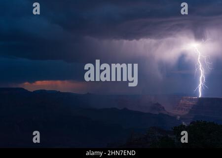 Un éclair spectaculaire illumine le fleuve Colorado lorsqu'un orage traverse le Grand Canyon Banque D'Images