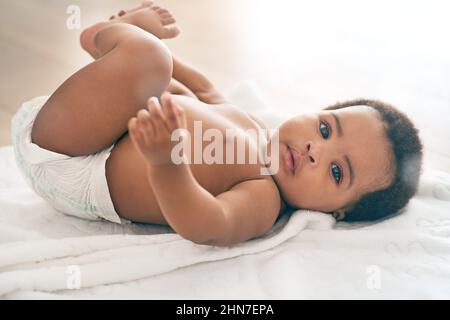 Quelqu'un peut-il changer mon couches s'il vous plaît. Photo d'une adorable petite fille à la maison. Banque D'Images