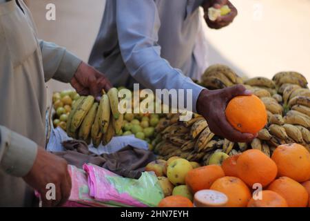 Homme asiatique et indien vendant des fruits et des légumes sur chariot en bois dans la rue mobile affaires Banque D'Images