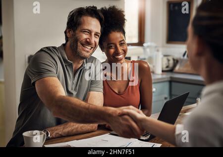 Merci beaucoup de votre aide. Photo courte d'un beau homme d'âge moyen qui se tremble avec un conseiller financier lors d'une consultation à la maison Banque D'Images