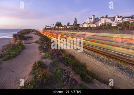 Transparent Silhouette High Speed Coaster train Motion sur les voies ferrées. Côte sud de l'océan Pacifique de Californie Del Mar, Comté de San Diego États-Unis Banque D'Images