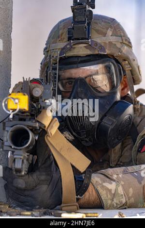 Un cavalier de l'armée américaine affecté à la troupe Iron Hawk, Thunder Squadron, 3rd Cavalry Regiment, scanne sa zone de responsabilité pour les cibles à la suite d'une simulation d'attaque au gaz lors de l'exercice Rifles Forge à fort Hood, Texas, le 10 février 2022. Son peloton mène le même exercice avec des tours vides avant de « faire chaud » avec des tours en direct. (É.-U. Photo de l'armée par le sergent d'état-major. Christopher Stewart) Banque D'Images