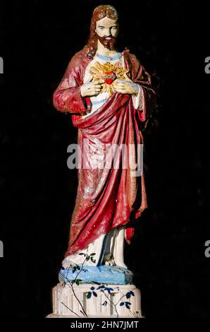 Une statue du Sacré-cœur de Jésus se trouve au cimetière de Dauphin Island, le 9 février 2022, à Dauphin Island, en Alabama. Banque D'Images