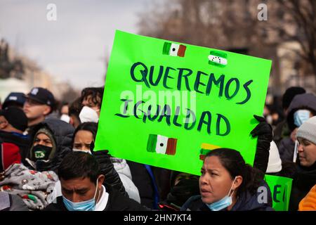 Washington, DC, États-Unis, 14 février 2022. Photo : le signe « nous voulons l'égalité » lors d'un rassemblement « un jour sans immigrants » à la Maison Blanche. Le rassemblement fait partie d'une journée nationale d'action et de protestation au cours de laquelle les organisateurs ont demandé aux immigrants de ne pas aller au travail et à l'école, ou de dépenser de l'argent. Leur objectif est de démontrer à quel point les États-Unis dépendent des immigrés et de faire pression sur l'Administration et le Congrès Biden pour créer une voie vers la résidence permanente et la citoyenneté pour les 11 millions de travailleurs sans papiers aux États-Unis. Crédit : Allison Bailey / Alamy Live News Banque D'Images