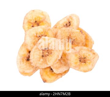 Puces de banane isolées sur fond blanc. En-cas aux fruits secs. Vue de dessus Banque D'Images