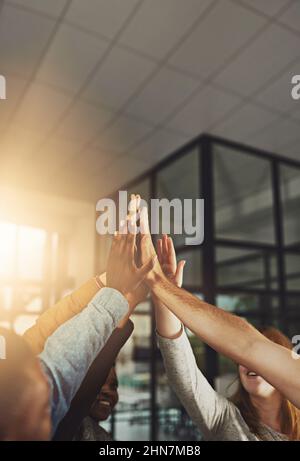 Touchez heures ne durent pas, mais touchez équipes. Photo d'un groupe de collègues qui se donnent un haut cinq. Banque D'Images