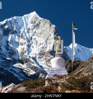 Thame gompa avec Stupa et temple, monastère bouddhiste dans la vallée de Khumbu sur trois passes trek, région du mont Everest, parc national de Sagarmatha, Népal Banque D'Images