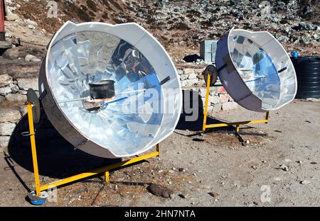 Vue sur la cuisinière solaire ensoleillée, la région de l'Everest, le Népal, la cuisine écologique Banque D'Images