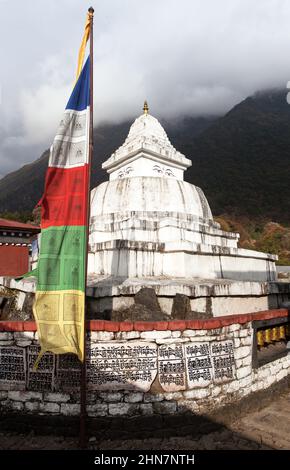 Stupa avec des drapeaux de prière et le wheel sur le chemin de Lukla à Namche bazar dans le village de chaurikharka près du village de chheplung - népal Banque D'Images