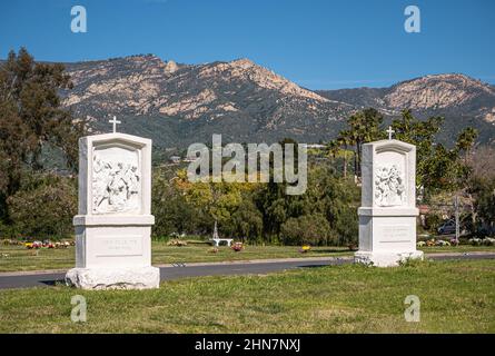 Santa Barbara, Californie, États-Unis - 8 février 2022 : cimetière de Calvary. Paysage avec statues blanches de la Station de la Croix 9 et 10 sur la loi de sépulture verte Banque D'Images