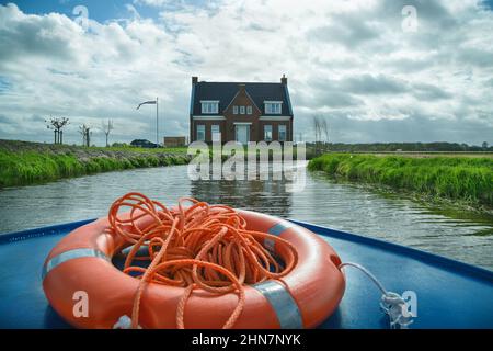 LISSE, PAYS-BAS - 22 avril 2017 : maison sur la rive de la rivière. Vue depuis le bateau de voyage dans le parc de fleurs de Keukenhof. Mise au point sélective. Banque D'Images