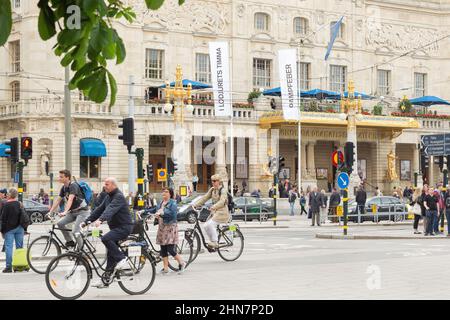 STOCKHOLM, SUÈDE - 28 MAI 2016 : vue sur la rue avec piétons et cyclistes. Théâtre royal dramatique en arrière-plan. Ressort Banque D'Images