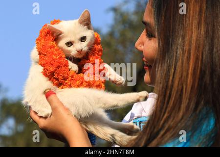 Dhaka, Bangladesh. 14th févr. 2022. Une dame tient son animal de compagnie à l'Université de Dhaka au Bangladesh pour la Saint-Valentin. Crédit : SOPA Images Limited/Alamy Live News Banque D'Images