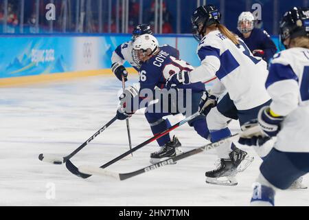 Pékin, Hebei, Chine. 14th févr. 2022. L'équipe des États-Unis a fait avancer Kendall Coyne Schofield (26) contre la Finlande dans la demi-finale féminine de hockey sur glace des Jeux Olympiques d'hiver de Beijing 2022 au centre sportif de Wukesong. (Image de crédit : © David G. McIntyre/ZUMA Press Wire) Banque D'Images