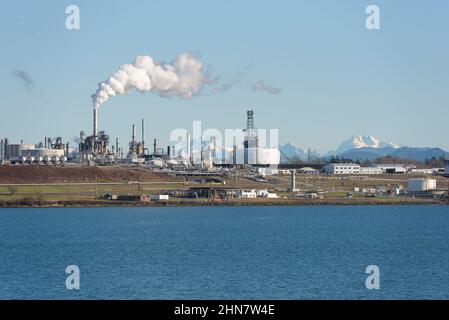 Anacortes, WA, USA - 12 février 2022; usine de traitement des produits pétroliers à March point, dans l'État de Washington Anacortes, avec jet de vapeur dans le ciel bleu Banque D'Images