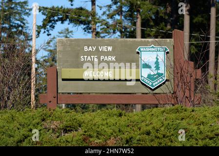 Skagit Valley, WA, États-Unis - 12 février 2022 ; panneau pour Bay View State Park sur la rive de Padilla Bay, dans l'État de Washington du Nord-Ouest Banque D'Images