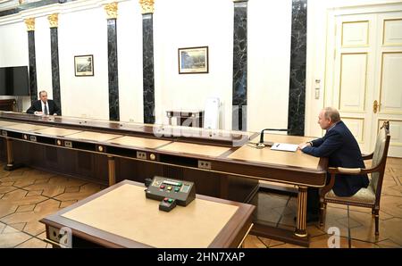 Moscou, Russie. 14th févr. 2022. Le président russe Vladimir Poutine tient une rencontre en face à face avec le ministre des Affaires étrangères Sergey Lavrov au Kremlin, le 14 février 2022 à Moscou, en Russie. Lavrov a recommandé de poursuivre les pourparlers avec l'ouest sur l'Ukraine. Credit: Alexei Nikolsky/Kremlin Pool/Alay Live News Banque D'Images