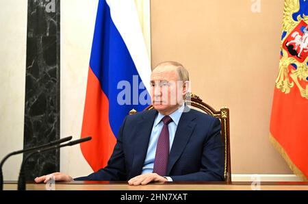 Moscou, Russie. 14th févr. 2022. Le président russe Vladimir Poutine tient une rencontre en face à face avec le ministre des Affaires étrangères Sergey Lavrov au Kremlin, le 14 février 2022 à Moscou, en Russie. Lavrov a recommandé de poursuivre les pourparlers avec l'ouest sur l'Ukraine. Credit: Alexei Nikolsky/Kremlin Pool/Alay Live News Banque D'Images