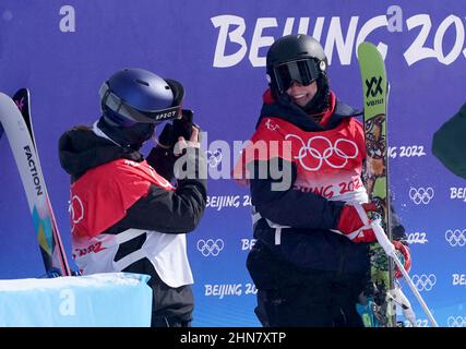 Mathilde Gremaud (à gauche), en Suisse, prend une photo de Kirsty Muir, en Grande-Bretagne, après leur dernière course à la finale féminine de slaoppestyle, le 11 e jour des Jeux Olympiques d'hiver de Beijing 2022, au Genting Snow Park H & S Stadium à Zhangjiakou, en Chine. Date de la photo: Mardi 15 février 2022. Banque D'Images