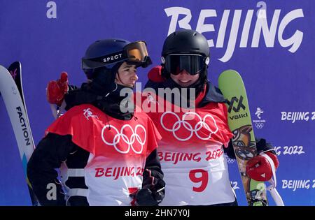 Mathilde Gremaud (à gauche) en Suisse et Kirsty Muir en Grande-Bretagne après leur dernière course à la finale féminine de slastyle lors du 11 e jour des Jeux Olympiques d'hiver de 2022 à Beijing au Genting Snow Park H & S Stadium à Zhangjiakou, en Chine. Date de la photo: Mardi 15 février 2022. Banque D'Images