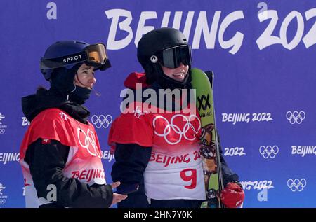 Mathilde Gremaud (à gauche) en Suisse et Kirsty Muir en Grande-Bretagne après leur dernière course à la finale féminine de slastyle lors du 11 e jour des Jeux Olympiques d'hiver de 2022 à Beijing au Genting Snow Park H & S Stadium à Zhangjiakou, en Chine. Date de la photo: Mardi 15 février 2022. Banque D'Images