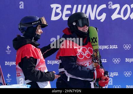 Mathilde Gremaud (à gauche) en Suisse et Kirsty Muir en Grande-Bretagne après leur dernière course à la finale féminine de slastyle lors du 11 e jour des Jeux Olympiques d'hiver de 2022 à Beijing au Genting Snow Park H & S Stadium à Zhangjiakou, en Chine. Date de la photo: Mardi 15 février 2022. Banque D'Images