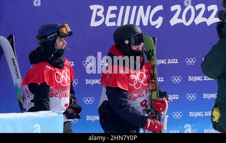 Mathilde Gremaud (à gauche) en Suisse et Kirsty Muir en Grande-Bretagne après leur dernière course à la finale féminine de slastyle lors du 11 e jour des Jeux Olympiques d'hiver de 2022 à Beijing au Genting Snow Park H & S Stadium à Zhangjiakou, en Chine. Date de la photo: Mardi 15 février 2022. Banque D'Images