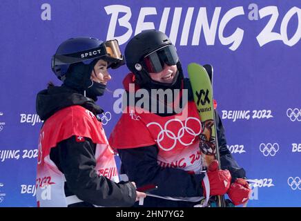 Mathilde Gremaud (à gauche) en Suisse et Kirsty Muir en Grande-Bretagne après leur dernière course à la finale féminine de slastyle lors du 11 e jour des Jeux Olympiques d'hiver de 2022 à Beijing au Genting Snow Park H & S Stadium à Zhangjiakou, en Chine. Date de la photo: Mardi 15 février 2022. Banque D'Images