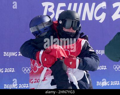 Mathilde Gremaud (à gauche) en Suisse et Kirsty Muir en Grande-Bretagne après leur dernière course à la finale féminine de slastyle lors du 11 e jour des Jeux Olympiques d'hiver de 2022 à Beijing au Genting Snow Park H & S Stadium à Zhangjiakou, en Chine. Date de la photo: Mardi 15 février 2022. Banque D'Images