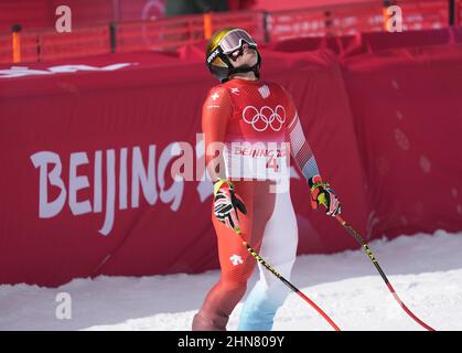 Pékin, Chine. 14th févr. 2022. Joana Haehlen, de Suisse, réagit après avoir franchi la ligne d'arrivée de la course de descente des femmes de ski alpin au Centre national de ski alpin de Yanqing aux Jeux olympiques d'hiver de Beijing en 2022, le mardi 15 février 2022. Photo de Paul Hanna/UPI crédit: UPI/Alay Live News Banque D'Images