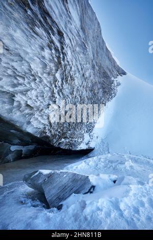 Magnifique paysage de la grotte de glace bleue de la texture de la voûte et des montagnes couvertes de neige à Almaty, Kazakhstan Banque D'Images