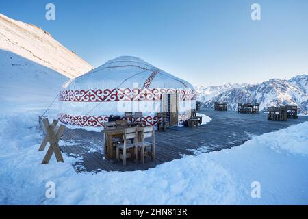 Hôtel et restaurant du complexe de maisons nomades Yurt à la station de ski de Shymbulak à Almaty, Kazakhstan. Hiver neige concept de tourisme de plein air. Banque D'Images