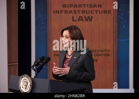 Washington, DC. 14th févr. 2022. Le vice-président américain Kamala Harris parle lors d'un événement annonçant que plus de 10 millions de ménages sont inscrits au programme de connectivité abordable, le plus grand programme de tarifs abordables à large bande du pays, en raison de la loi bipartisane sur les infrastructures, lors d'un événement au siège de l'exécutif Eisenhower à Washington, DC, Le 14 février 2022. Credit: Oliver Contreras/Pool via CNP/dpa/Alay Live News Banque D'Images