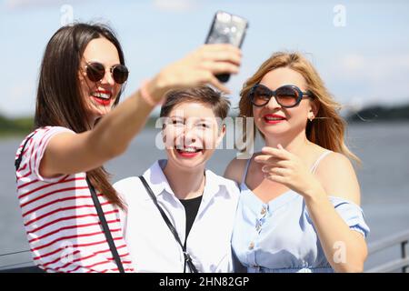 Je regarde bien les femmes ensemble Banque D'Images