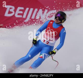 Pékin, Chine. 14th févr. 2022. Sofia Goggia, d'Italie, réagit après avoir franchi la ligne d'arrivée de la course de descente des femmes de ski alpin au Centre national de ski alpin de Yanqing aux Jeux Olympiques d'hiver de Beijing en 2022, le mardi 15 février 2022. Photo de Paul Hanna/UPI crédit: UPI/Alay Live News Banque D'Images