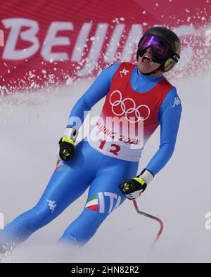 Pékin, Chine. 14th févr. 2022. Sofia Goggia, d'Italie, réagit après avoir franchi la ligne d'arrivée de la course de descente des femmes de ski alpin au Centre national de ski alpin de Yanqing aux Jeux Olympiques d'hiver de Beijing en 2022, le mardi 15 février 2022. Photo de Paul Hanna/UPI crédit: UPI/Alay Live News Banque D'Images