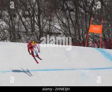 Pékin, Chine. 14th févr. 2022. Joana Haehlen, de Suisse, vole le mardi 15 février 2022 pour la course de descente des femmes de ski alpin au centre national de ski alpin de Yanqing aux Jeux Olympiques d'hiver de Beijing 2022. Photo de Paul Hanna/UPI crédit: UPI/Alay Live News Banque D'Images